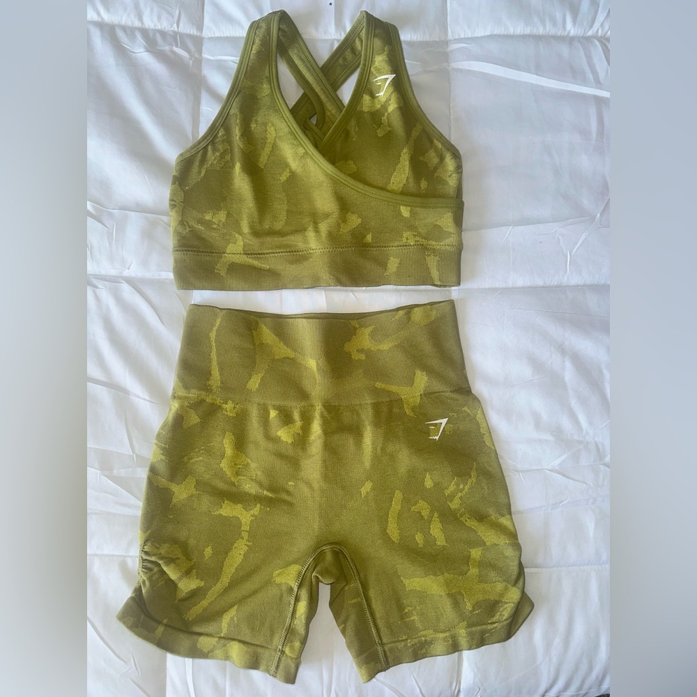 GYMSHARK Adopt camo seamless sports bra AND shorts GREEN (small)